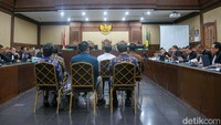 Total tujuh saksi dihadirkan jaksa penuntut umum untuk dimintai keterangan di hadapan majelis hakim. Selain Ganis, enam saksi lain yang turut dipanggil adalah Purwadi Sutanto, Hasbi, Gogot Suharwoto, Totok Supraitno, Cepy Lukman Rudiana, dan Indra Nugraha.  