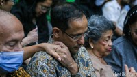 Nadiem ditemani keluarganya sebelum menjalani sidang. 