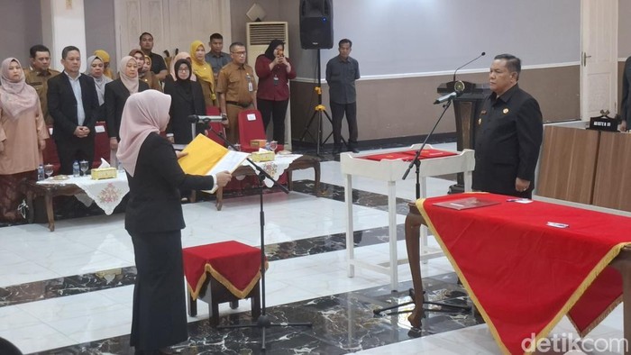 Plt Gubernur Riau pimpin pelantikan pejabat pimpinan tinggi pratama atau kepala dinas. (Foto: Raja Adil Siregar/detikSumut).