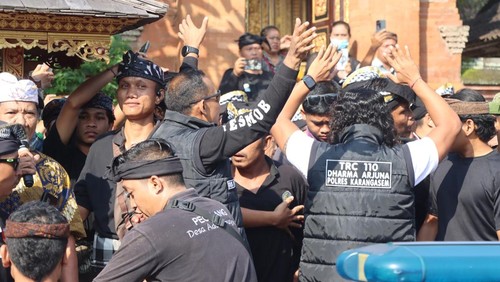 Polisi melakukan pengamanan saat dua kelompok masa di Desa Adat Bugbug, Karangasem, bentrok, Minggu (25/1/2026). (Dok. Polres Karangasem)