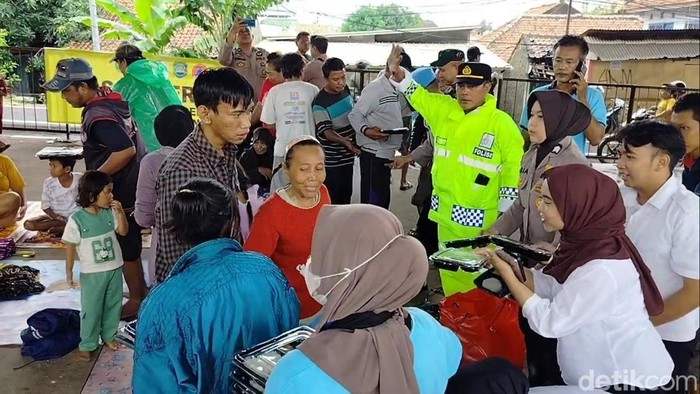 Polisi membagikan bantuan makanan untuk pengungsi banjir Subang