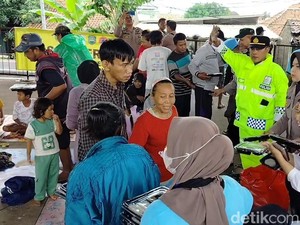 Sekotak Nasi dan Harapan Banjir Subang Surut dari Jembatan Pantura