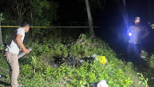 Polisi menemukan botol berisi Pertalite di lokasi penemuan mayat yang diduga dibakar di Dusun Batu Leong, Desa Sekotong Barat, Kecamatan Sekotong, Lombok Barat, Minggu (25/1/2026) malam.