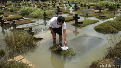 Potret TPU Mangun Jaya Bekasi Kembali Banjir Usai Hujan Berhari-hari