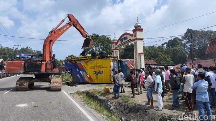 Laka Beruntun di Padang Panjang, Jalur Menuju Bukittinggi Ditutup