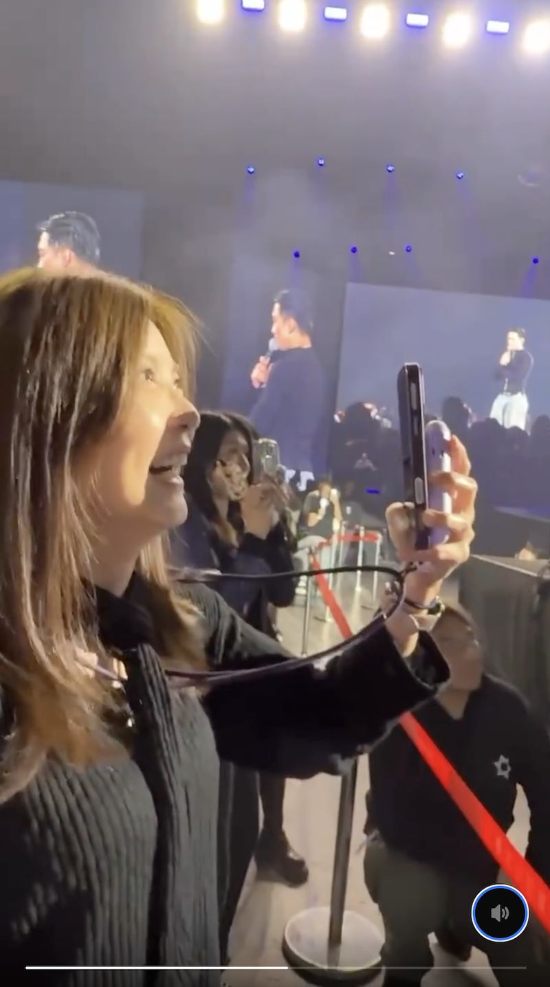 Rain minta maaf usai tegur penggemar di konsernya ternyata tuli. Rain minta maaf usai tegur penggemar di konsernya ternyata tuli.