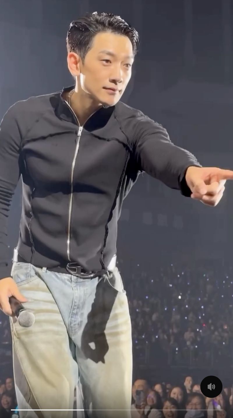 Rain minta maaf usai tegur penggemar di konsernya ternyata tuli. Rain minta maaf usai tegur penggemar di konsernya ternyata tuli.