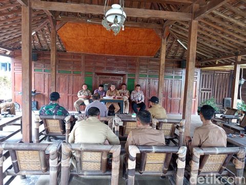 Randu Alas Magelang Suasana pertemuan membahas kelanjutan hasil kajian UGM tentang randu alas yang berlangsung di Balkondes Tuksongo, Borobudur, Senin (26/1/2026).
