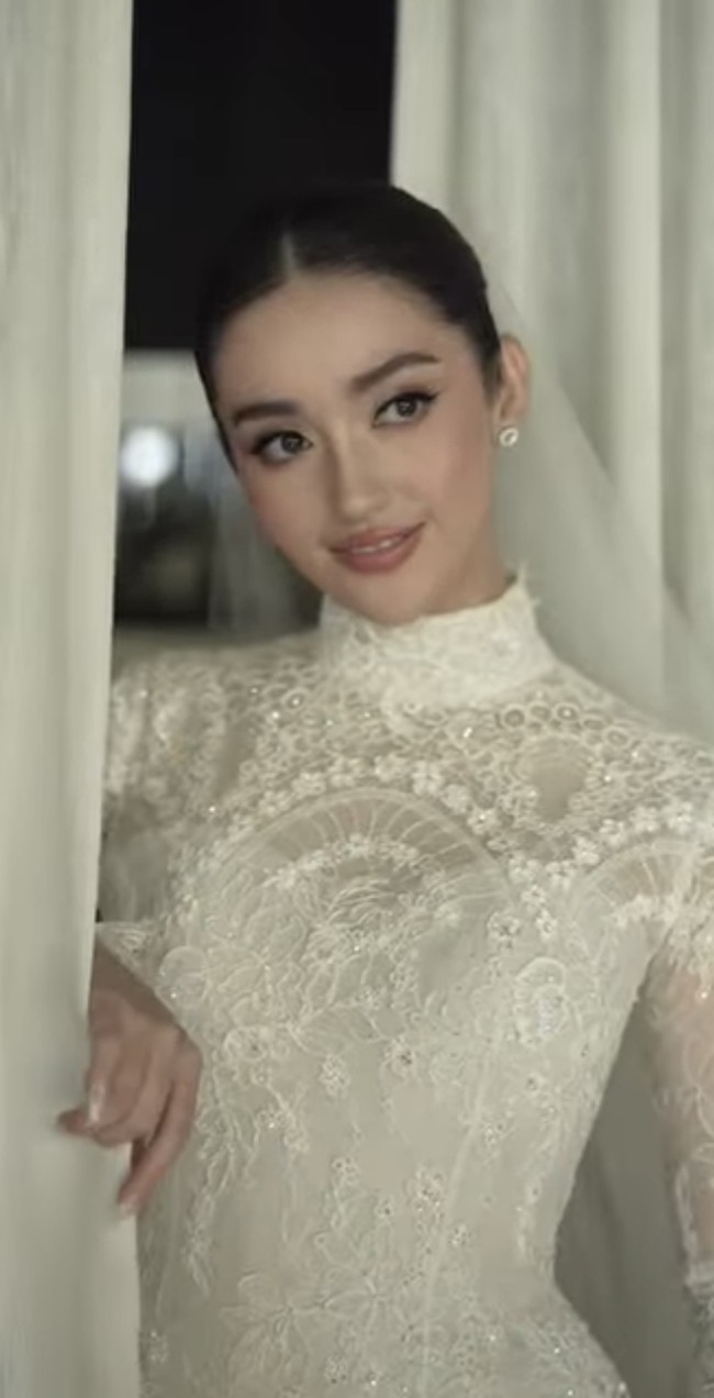 Untuk riasan wajah, Ranty mempercayakan pada MUA Andy Chun. Dengan riasan soft glam, Ranty tampil cantik manglingi. Foto: Instagram/@andychunmakeup