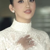 Complexion wajahnya terlihat flawless dengan hasil semi-matte. Bagian alis dibentuk rapi dengan lengkungan lembut. Sementara kelopak matanya dipercantik dengan eyeshadow bernuansa coklat lembut dengan gradasi halus, dipadukan eyeliner hitam tegas. Foto: Instagram/@andychunmakeup