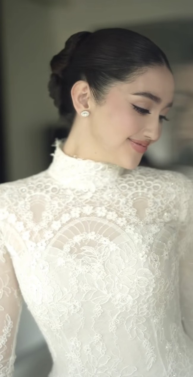 Blush on bernuansa peach-rose diaplikasikan tipis di area pipi untuk tampilan yang lebih segar. Melengkapi penampilannya, lipstik berwarna nude pink glossy dibaurkan di bagian bibir. Foto: Instagram/@andychunmakeup