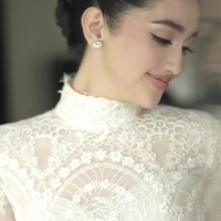 Blush on bernuansa peach-rose diaplikasikan tipis di area pipi untuk tampilan yang lebih segar. Melengkapi penampilannya, lipstik berwarna nude pink glossy dibaurkan di bagian bibir. Foto: Instagram/@andychunmakeup