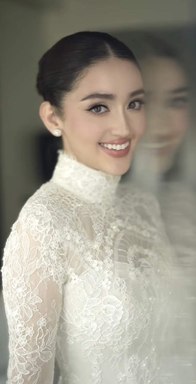 Rambutnya ditata dengan model sleek bun dengan belahan tengah yang rapi. Tampilan tersebut memberikan kesan anggun, elegan, dan timeless. Foto: Instagram/@andychunmakeup