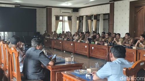 Rapat DPRD Buleleng bersama OPD terkait di Ruang Gabungan Komisi DPRD Buleleng, Senin (26/1/2026).