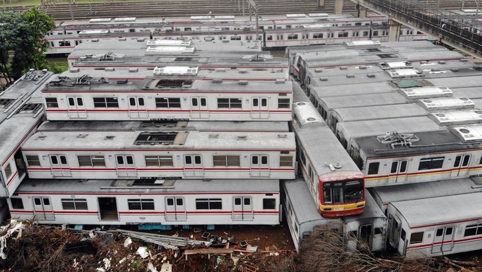 Foto udara sejumlah bangkai gerbong kereta di Dipo, Depok, Jawa Barat, Senin (26/1/2026).  PT Kereta Api Indonesia (KAI) mencatat terdapat 242 unit atau gerbong kereta yang sudah tidak terpakai dan ditumpuk di Depo Depok, ratusan gerbong ini tidak lagi masuk kualifikasi untuk dapat dioperasikan karena telah mengalami kerusakan berat dan memasuki masa konservasi (afkir). ANTARA FOTO/Yulius Satria Wijaya