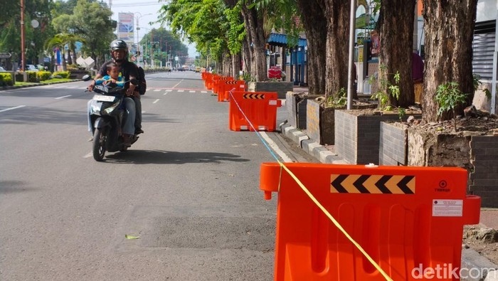 Dishub Sidoarjo Pasang Road Barrier Cegah Parkir Liar di Pucang