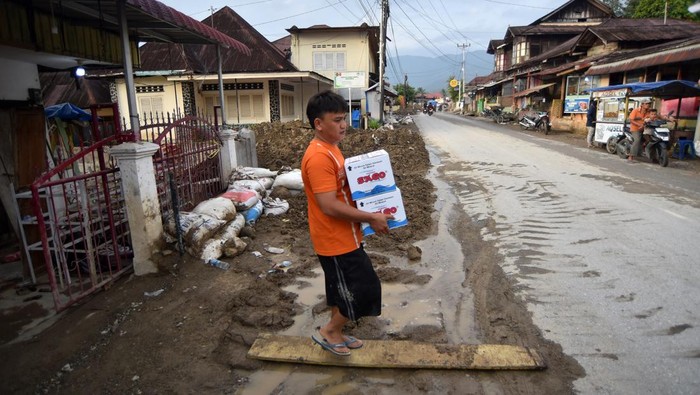Warga berjualan kelapa muda di lokasi terdampak bencana banjir bandang di Nagari Maninjau, Tanjung Raya, Agam, Sumatera Barat, Senin (26/1/2026). Warga dan pedagang mulai berjualan untuk menghidupkan kembali roda perekonomian di kawasan wisata Danau Maninjau yang sempat terhenti akibat bencana pada November 2025. ANTARA FOTO/Iggoy el Fitra