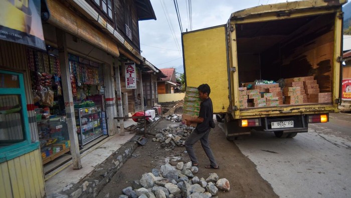 Warga berjualan kelapa muda di lokasi terdampak bencana banjir bandang di Nagari Maninjau, Tanjung Raya, Agam, Sumatera Barat, Senin (26/1/2026). Warga dan pedagang mulai berjualan untuk menghidupkan kembali roda perekonomian di kawasan wisata Danau Maninjau yang sempat terhenti akibat bencana pada November 2025. ANTARA FOTO/Iggoy el Fitra
