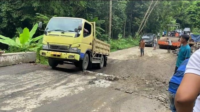 Hati-hati, Jalan Raya di Lebak Amblas 5 Meter Akibat Tanah Bergerak