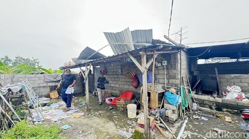 Rumah Nyoman Murni yang terdampak hujan angin di wilayah Kesiman, Denpasar, Senin (26/1/2026). (Maria Christabel DK)
