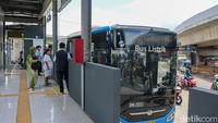 Penumpang menaiki bus Transjakarta rute Harapan Indah–Pulo Gadung (2B) di Stasiun Pulo Gadung, Jakarta, Senin (26/1/2026).  