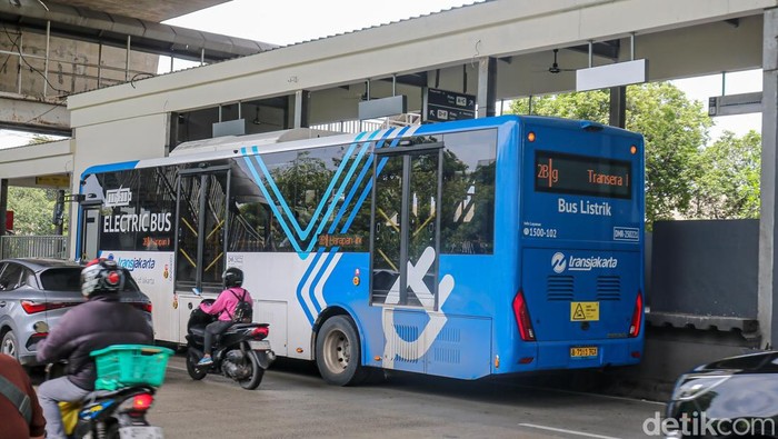 Penumpang menaiki bus Transjakarta rute Harapan Indah–Pulo Gadung (2B) di Stasiun Pulo Gadung, Jakarta, Senin (26/1/2026).