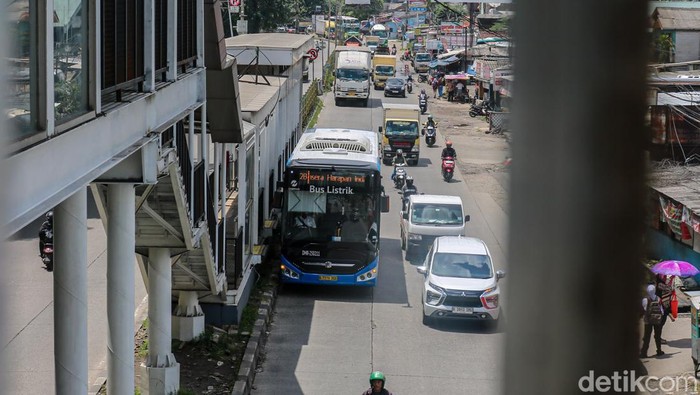 Penumpang menaiki bus Transjakarta rute Harapan Indah–Pulo Gadung (2B) di Stasiun Pulo Gadung, Jakarta, Senin (26/1/2026).