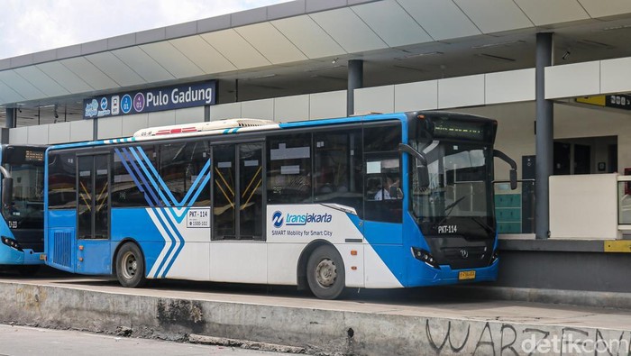 Penumpang menaiki bus Transjakarta rute Harapan Indah–Pulo Gadung (2B) di Stasiun Pulo Gadung, Jakarta, Senin (26/1/2026).