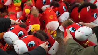 Tren Imlek 2026 di China: Draco Malfoy Jadi Maskot hingga Boneka Kuda Sedih