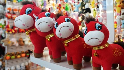 Salah Jahit Jadi Rezeki, Kuda Sedih Viral Sambut Imlek di China