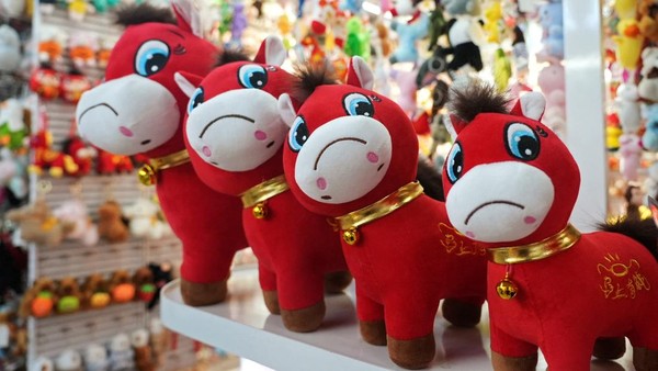 Salah Jahit Jadi Rezeki, Kuda Sedih Viral Sambut Imlek di China