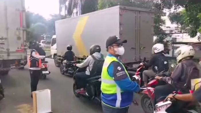 Ada Truk Gangguan, Lalin Jalan Daan Mogot Arah Kalideres Macet