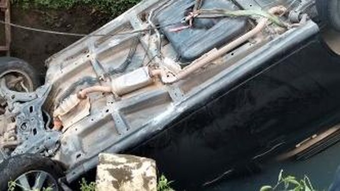 Sebuah mobil jenis Honda Freed terperosok ke selokan dekat Kampus Universitas Negeri Makassar.