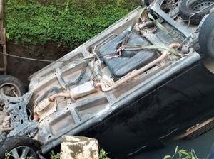 Mobil Nyemplung di Selokan Dekat Kampus UNM Makassar gegara Sopir Ngantuk