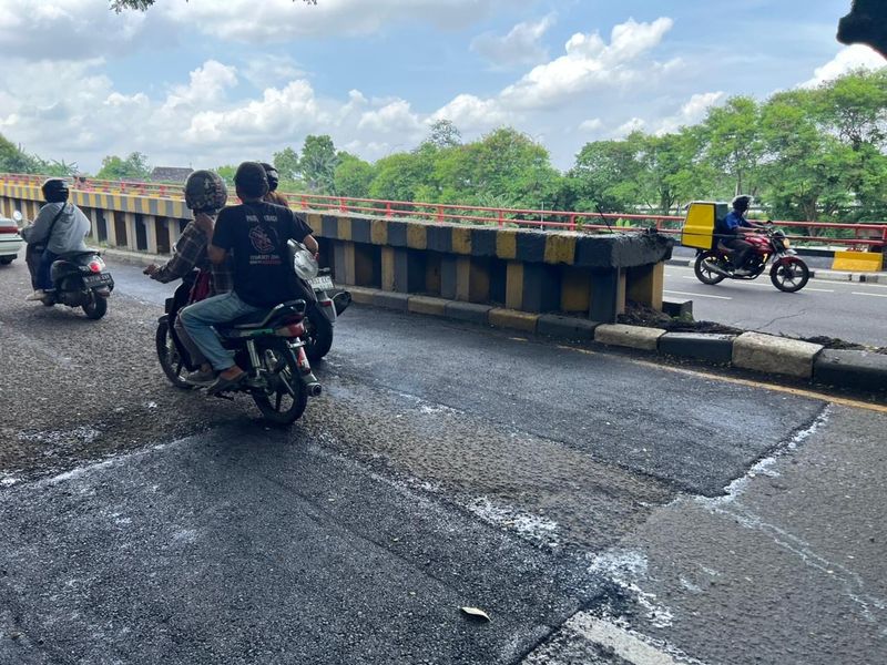 Sebuah video memperlihatkan pemotor terjatuh karena jalan berlubang di Jalan Juanda, Depok. Polisi bersama Dinas PUPR Kota Depok menambal jalan rusak. (dok Polres Depok)