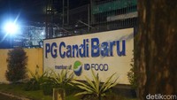 Suasana malam di dalam gedung tua menghadirkan nuansa sunyi dan dramatis, diperkuat dengan cerita-cerita yang disampaikan pemandu selama tur berlangsung.