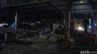 Memasuki bangunan pabrik, peserta diajak melihat langsung mesin-mesin penggilingan tebu dan ruang proses produksi gula yang masih berdiri kokoh.