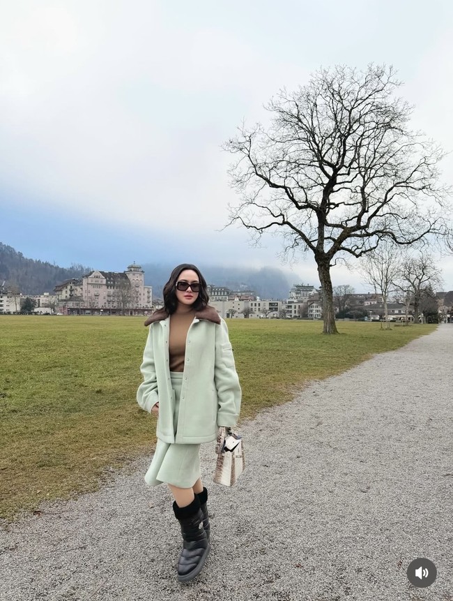Penampilan Shandy selalu terlihat stylish. Kali ini ibu satu anak itu tampak memadukan setelan berwarna hijau mint dengan dalaman coklat. Penampilannya itu makin stylish dengan sepatu boots dan kaca mata hitam. Foto: Instagram/@shandyaulia