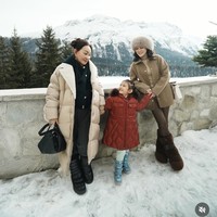 Saat pose bertiga bersama ibu dan anaknya, tas Hermes Rp 4 miliar itu tampak kembali digunakan. Kali ini ia memadukannya dengan busana musim dingin serba coklat. Foto: Instagram/@shandyaulia