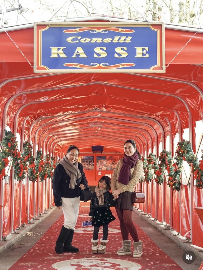 Di kesempatan lain Shandy memadukan sweater coklat dengan syal burgundy dan rok senada. Penampilannya makin stylish dengan tas Hermes Constance yang juga berwarna senada. Foto: Instagram/@shandyaulia
