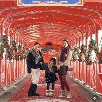 Di kesempatan lain Shandy memadukan sweater coklat dengan syal burgundy dan rok senada. Penampilannya makin stylish dengan tas Hermes Constance yang juga berwarna senada. Foto: Instagram/@shandyaulia