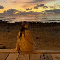 Tampil dengan riasan wajah minimalis, Shin Min Ah memancarkan kecantikan alami. Ia dan suaminya terlihat mendatangi museum, pantai, hingga pegunungan. Foto: dok. Instagram @illusomina