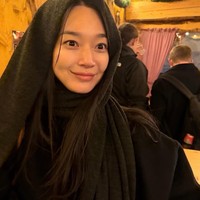 Dalam foto lain yang beredar, Shin Min Ah sempat datang ke butik Louis Vuitton sebagai house ambassador bersama suaminya, melihat-lihat koleksi tas di sana. Foto: dok. Instagram @illusomina