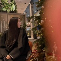 “Pov suami yg mengerti fungsi camera belakang ☺️” “Semua hasil foto woobin oppa 😍” komentar sejumlah penggemar, yang menyadari tangan Kim Woo Bin juga masuk frame saat mengabadikan foto. Foto: dok. Instagram @illusomina