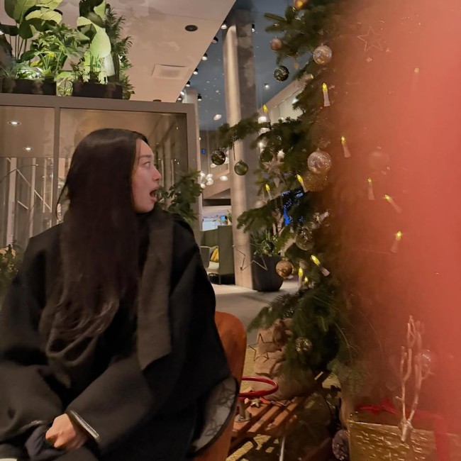 “Pov suami yg mengerti fungsi camera belakang ☺️” “Semua hasil foto woobin oppa 😍” komentar sejumlah penggemar, yang menyadari tangan Kim Woo Bin juga masuk frame saat mengabadikan foto. Foto: dok. Instagram @illusomina