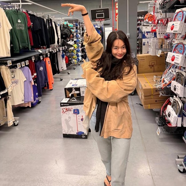 Salah satu foto menangkap Shin Min Ah menirukan gerakan three point shoot saat datang ke toko olahraga, berdiri dekat hoop. Pasangan itu menunjukkan sisi jenaka mereka yang tidak diketahui penggemar. Foto: dok. Instagram @illusomina