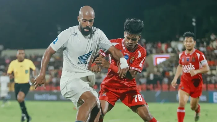 Striker PSM Makassar Alex Tanque dikawal ketat bek Persijap Jepara dalam laga yang berakhir dengan skor 2-0 untuk kemenangan Persijap.