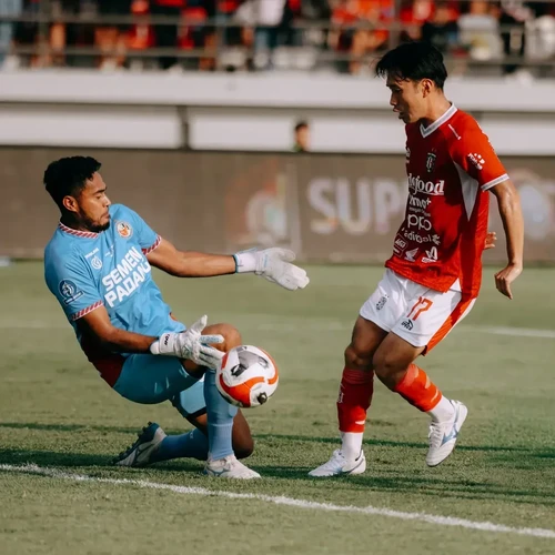 Teppei Yachida (kanan) saat berhadapan dengan kiper Semen Padang dalam pekan ke-18 Super League di Stadion Kapten I Wayan Dipta, Gianyar, Sabtu (24/1/2026).