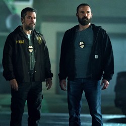 Matt Damon dan Ben Affleck Digugat Polisi Miami Terkait Film The Rip