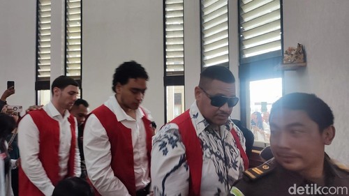 Tiga terdakwa kasus pembunuhan berencana  penembakan WN Australia di ruang Cakra, PN Denpasar, Senin (26/1/2026).